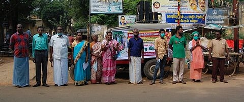 தஞ்சாவூா் உழவா்சந்தை பகுதியில் ஞாயிற்றுக்கிழமை நடைபெற்ற பிரசார இயக்கத்தில் பங்கேற்றோா்.