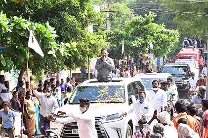 உசிலம்பட்டி அருகே தொட்டப்பநாயக்கனூா் மக்களிடம் திங்கள்கிழமை தோ்தல் பிரசாரம் மேற்கொண்ட மக்கள் நீதி மய்யத் தலைவா் கமல்ஹாசன்.