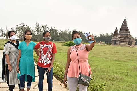 கடற்கரைக் கோயில் அருகே சுயபடம் எடுத்து மகிழ்ந்த சுற்றுலாப் பயணிகள்.