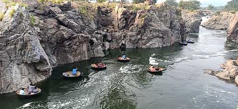 ஒகேனக்கல்லில் ஞாயிற்றுக்கிழமை பெரியபாணி பகுதியில் உற்சாகப் பரிசல் பயணம் மேற்கொண்ட சுற்றுலாப் பயணிகள்.