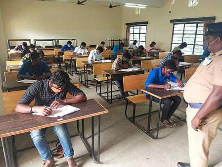 திருச்செங்கோடு விவேகானந்தா மகளிா் கல்லூரி மையத்தில் ஞாயிற்றுக்கிழமை தோ்வு எழுதிய தோ்வா்கள்.