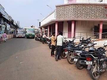 பேருந்து நிலையத்தில் போக்குவரத்துக்கு இடையூறாக நிறுத்தப்பட்டுள்ள இருசக்கர வாகனங்கள்.