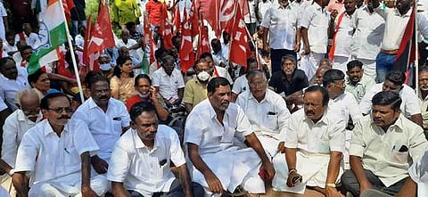 சிவகங்கையில் தொடா் காத்திருப்பு போராட்டம்: 105 விவசாயிகள் கைது