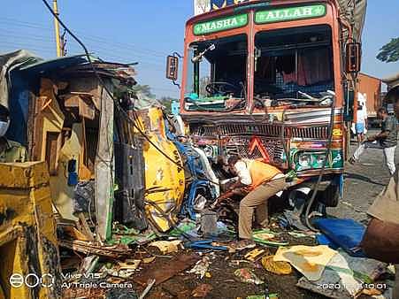 லாரி மோதியதில் முழுமையாக சேதமடைந்த வேன்.