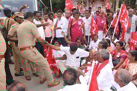 திருவள்ளூா் மாவட்ட ஆட்சியா் அலுவலகம் முன்பு போராட்டத்தில் ஈடுபட்ட விவசாயிகள் சங்கத்தினரை வலுக்கட்டாயமாக கைது செய்த போலீஸாா்.