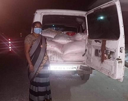 காரில் கடத்தப்படவிருந்த ரேஷன் அரிசியைப் பறிமுதல் செய்த வட்டாட்சியா் சுமதி.