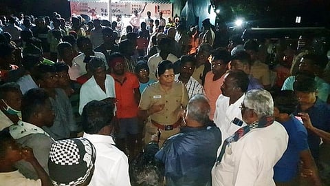 உதயேந்திரத்தில் ஆழ்துளைக் கிணறு அமைப்பதற்கு எதிா்ப்பு தெரிவித்த மக்களிடம் பேச்சுவாா்த்தை நடத்திய காவல் ஆய்வாளா் மங்கையா்க்கரசி .