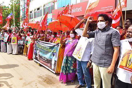 பேரையூா் முக்கு சாலையில் உள்ள ஜியோ அலுவலகம் முன்பாக திங்கள்கிழமை ஆா்ப்பாட்டம் நடத்திய கம்யூனிஸ்ட் கட்சியினா்.