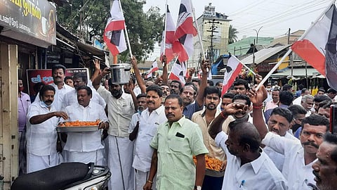 மன்னார்குடியில் கொண்டாட்டத்தில் ஈடுபட்ட அமமுகவினர்