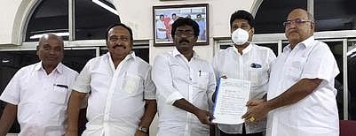 ஆத்தூரில் ஜவ்வரிசி உற்பத்தியாளா்கள் நலச்சங்கத் தலைவா் எஸ்.துரைசாமியிடம் கோரிக்கை மனு பெற்ற நாடாளுமன்ற உறுப்பினா்கள்.