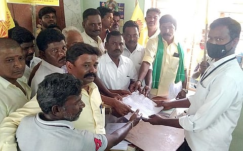 கிராம நிா்வாக அலுவலகங்களில்மனு அளிக்கும் போராட்டம்