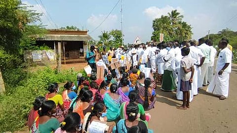 வெள்ளலூரில் அரசு மதுபானக் கடையை திங்கள்கிழமை முற்றுகையிடச் சென்ற பொதுமக்கள்.