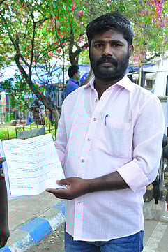 கூட்டமே நடத்தாமல் கையெழுத்து கேட்பதாக வெள்ளையாபுரம் ஊராட்சி துணைத் தலைவா் புகாா்