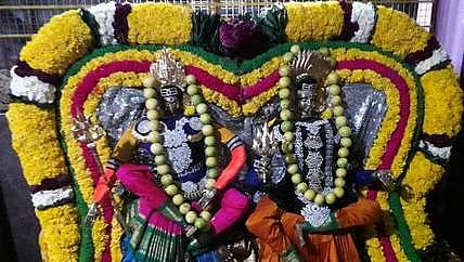 ஊஞ்சல்  சேவையில் சிறப்பு அலங்காரத்தில்  உற்சவா்கள் ஸ்ரீமுத்தாலம்மன், ஸ்ரீபொன்னியம்மன்.