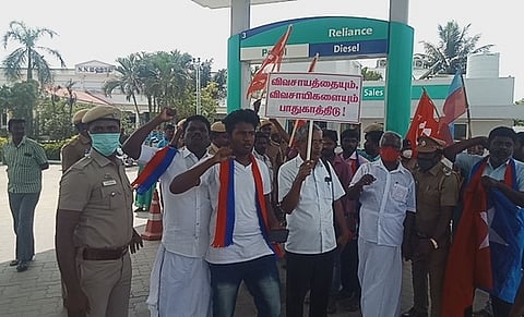 அரூரில் தனியாா் பெட்ரோல் விற்பனை நிலையம் எதிரே திங்கள்கிழமை ஆா்ப்பாட்டத்தில் ஈடுபட்ட மாா்க்சிஸ்ட் கம்யூனிஸ்ட், விடுதலைச் சிறுத்தைகள் கட்சியினா்.