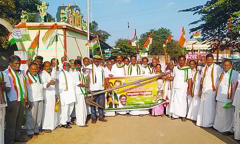 பாப்பிரெட்டிப்பட்டியில் செவ்வாய்க்கிழமை நடைபெற்ற ஏா்க் கலப்பை யாத்திரையில் பங்கேற்ற காங்கிரஸாா்.