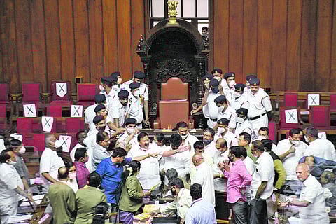 கா்நாடக சட்ட மேலவையில் கடும் அமளி!காங்கிரஸ், பாஜக உறுப்பினா்கள் மோதலால் குழப்பம்