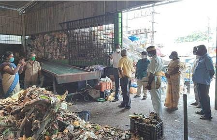 குழித்துறை நகராட்சிக்கு உள்பட்ட பகுதியில் நுண் உரக்குடிலில் ஆய்வு செய்யும் மாவட்ட ஆட்சியா் மா. அரவிந்த்.