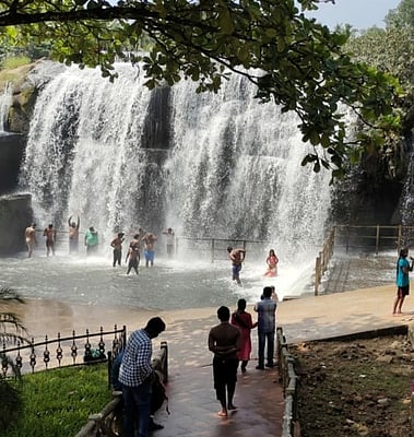திறப்பு அருவியில் நீராடும் சுற்றுலாப் பயணிகள் .