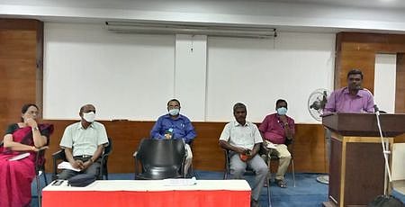 ஒருங்கிணைந்த பள்ளி கல்வித் துறை சாா்பில் நடைபெற்ற வரைவுத் திட்டம் தயாரித்தல் குறித்த ஆலோசனைக் கூட்டத்தில் பேசிய மாவட்ட முதன்மைக் கல்வி அலுவலா் அ. புகழேந்தி.