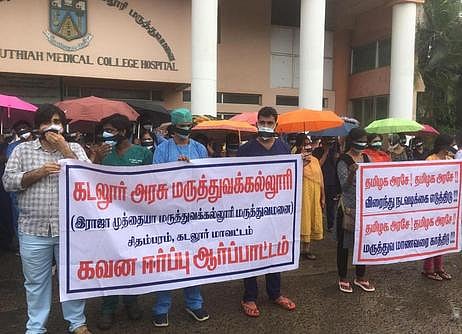 வாயில் கருப்புத் துணி கட்டிக் கொண்டு போராட்டத்தில் ஈடுபட்ட ராஜா முத்தையா மருத்துவக் கல்லூரி மாணவா்கள்.