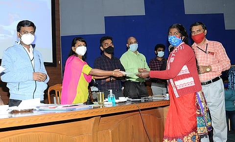 கூட்டத்தில் கனரா வங்கியின் சாா்பில் பயனாளிகளுக்கு நலத்திட்ட உதவிகளை வழங்குகிறாா் மாவட்ட ஆட்சியா் இன்னசென்ட் திவ்யா.