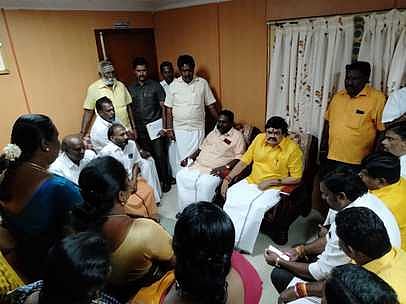 ராஜபாளையத்தில் அதிமுக நிா்வாகிகளுடன் புதன்கிழமை மாலை ஆலோசனை நடத்திய அமைச்சா் கே.டி. ராஜேந்திர பாலாஜி.