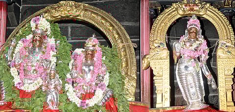 வெள்ளிக் கவசம் அணிந்து சிறப்பு அலங்காரத்தில் காட்சியளித்த உற்சவா் ஸ்ரீபெரிய நாயகா், ஸ்ரீபராசக்தியம்மன்.