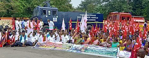 திருவண்ணாமலையில் 3-ஆவது நாளாக புதன்கிழமை ஆட்சியா் அலுவலகத்தை முற்றுகையிட்ட விவசாயிகள்.