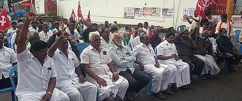 பெரம்பலூா் மாவட்ட ஆட்சியரகம் முன்பு புதன்கிழமை காத்திருப்புப் போராட்டத்தில் ஈடுபட்டோா்.