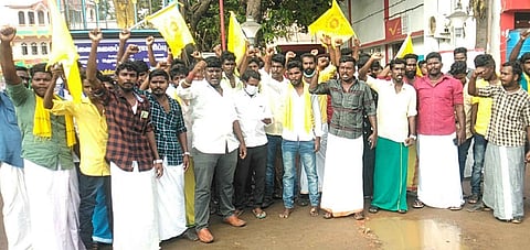 ஆா்ப்பாட்டத்தில் பங்கேற்றோா்.