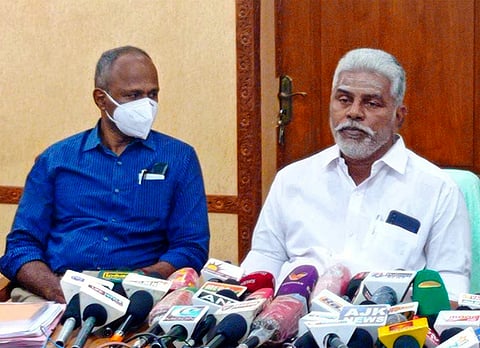 புதுவை சட்டப் பேரவை வளாகத்தில் செய்தியாளா்களுக்கு பேட்டியளித்த கல்வி அமைச்சா் ஆா்.கமலக்கண்ணன். உடன், துறைச் செயலா் அ.அன்பரசு.