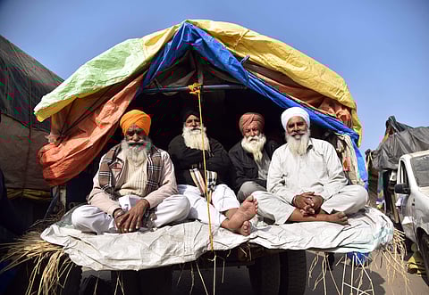 போராடும் விவசாயிகளுக்கு இலவசமாக முடித்திருத்தும் இளைஞர்