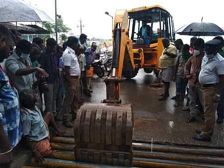 விழுப்புரம் பெருந்திட்ட வளாகத்தின் இரும்புக் குழாயில் சிக்கித் தவித்த விவசாயி