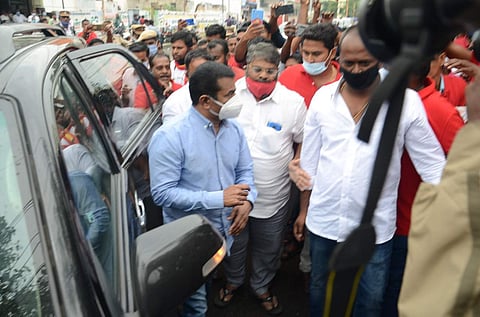 ஈரோடு நீதிமன்றத்தில் சீமான் உள்பட மூவரிடம் குற்றப்பத்திரிகை வழங்கல்