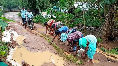 கறம்பக்குடி அருகேயுள்ள ஆத்தியடிப்பட்டியில் சேதமடைந்த சாலையில் நாற்று நடும் பெண்கள்.