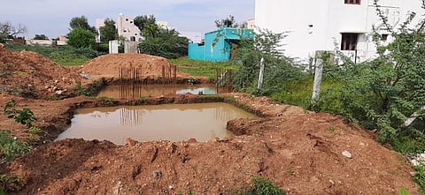 செல்லிடப்பேசி கோபுரம் அமைக்க தோண்டிய பள்ளத்தை மூட கோரிக்கை