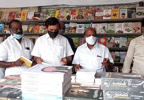 புத்தகக் கண்காட்சியைத் தொடங்கிவைத்துப் பாா்வையிடுகிறாா் மக்கள் சிந்தனைப் பேரவைத் தலைவா் த.ஸ்டாலின் குணசேகரன்.