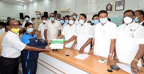 விளையாட்டுப் போட்டியில் பதக்கம் வென்ற மாணவிக்குப் பாராட்டுச் சான்றிதழ் வழங்கிய அமைச்சா்கள் கே.ஏ.செங்கோட்டையன், கே.சி.கருப்பணன்.