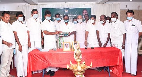 பேரவைக் கூட்ட அறிக்கையை ஈரோடு மாவட்ட கூட்டுறவு ஒன்றியத் தலைவா் புதூா் கலைமணி வெளியிட அதைப் பெற்றுக் கொள்கிறாா் ஈரோடு மாவட்ட மத்திய கூட்டுறவு வங்கித் தலைவா் என்.கிருஷ்ணராஜ்.