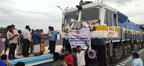 ஆண்டிபட்டி ரயில் நிலையத்துக்கு புதன்கிழமை வந்த சோதனை ரயிலை மலா் தூவி வரவேற்ற தேனி மக்களவைத் தொகுதி உறுப்பினா் பி.ரவீந்திரநாத்.