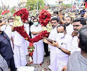 கரூா் லைட் ஹவுஸ் காா்னரில் முதல்வருக்கு அமைச்சா் எம்.ஆா்.விஜயபாஸ்கா் தலைமையில் மாலை அணிவித்து வரவேற்கும் மாவட்ட இளைஞரணி செயலா் தானேஷ், மத்திய நகரச் செயலாளா் வை.நெடுஞ்செழியன் உள்ளிட்டோா்.