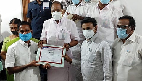 தமிழகத்திலேயே சிறந்த பால் உற்பத்தியாளா்கள் கூட்டுறவு ஒன்றியத்துக்கான சான்றிதழை அமைச்சா் தங்கமணியிடம் பெற்றுக்கொள்ளும் நாமக்கல் ஆவின் தலைவா் ராஜேந்திரன், பொது மேலாளா் சுந்தரவடிவேல்.