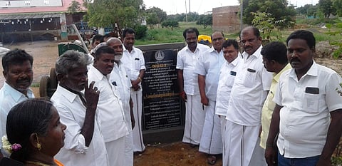 கருவந்தா ஊராட்சி சோலைசேரியில் ஜல் ஜீவன் மிஷன் திட்டத்தின் கீழ் ரூ.1.40 கோடி மதிப்பீட்டிலான குடிநீர் திட்டப்பணிக்கு அடிக்கல் நாட்டுகிறார் சி.செல்வமோகன்தாஸ் பாண்டியன் எம்.எல்.ஏ.