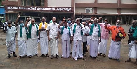 தஞ்சாவூரில் நடைபெற்ற கூட்டத்தில் வெளிநடப்பு செய்த விவசாயிகள்.