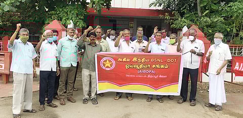திருப்பூா், ஆா்எம்எஸ்  அலுவலகம் முன்பு  ஆா்ப்பாட்டத்தில்  ஈடுபட்ட ஓய்வூதியா்கள்.
