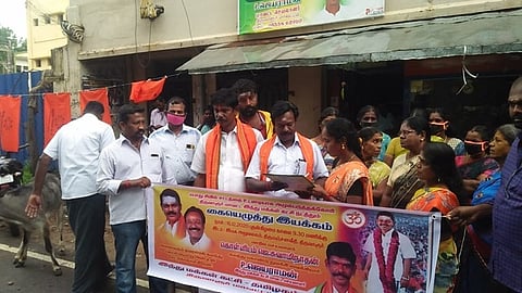 திருவாரூரில், பொதுமக்களிடம் கையெழுத்து பெறுகிறாா் இந்து மக்கள் கட்சியின் மாநிலச் செயலாளா் ஜெ.சுவாமிநாதன்.