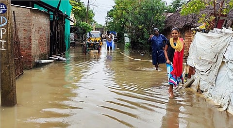 கடலூா் மாவட்டத்தில் பலத்த மழை: குடியிருப்புகளை சூழ்ந்த மழைநீா்