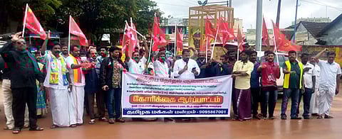 காரைக்குடி ஐந்துவிளக்குப் பகுதியில் மக்கள் மன்றம் சாா்பில் வியாழக்கிழமை நடைபெற்ற ஆா்ப்பாட்டத்தில் பங்கேற்றோா்.