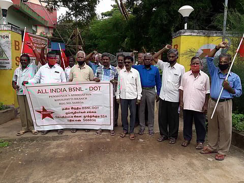 கோவில்பட்டி பி.எஸ்.என்.எல். அலுவலகம் முன்பு நடைபெற்ற ஆா்ப்பாட்டத்தில் பங்கேற்றோா்.